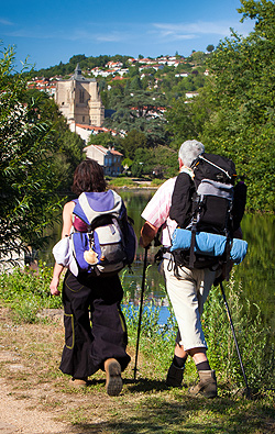 Pèlerins de Compostelle sur le sentier au bord de l'Aveyron