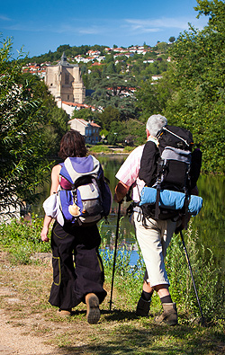 Pèlerins de Compostelle sur le sentier au bord de l'Aveyron